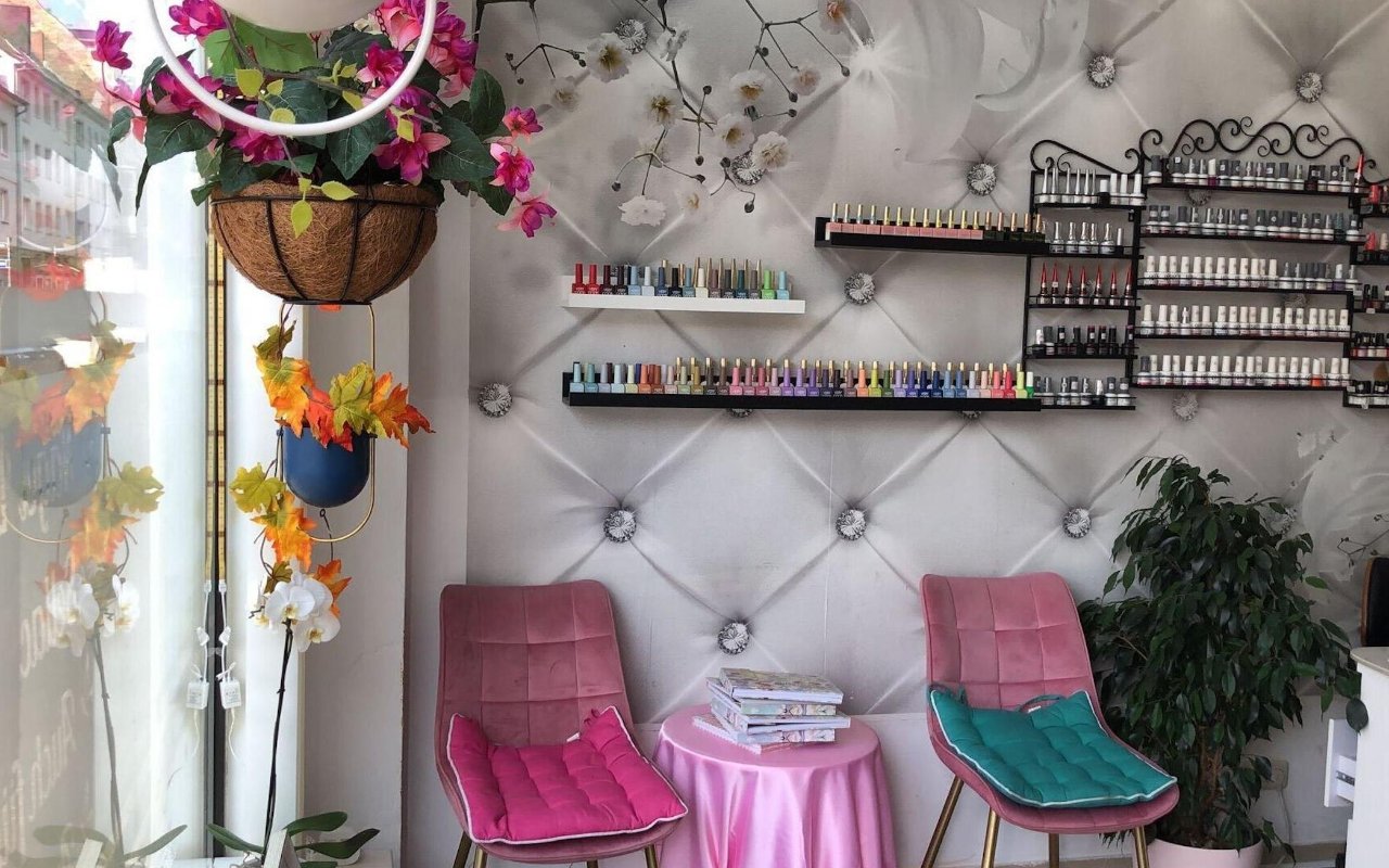 Nail bar with colour selection